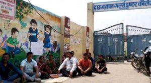 फ़िरोज़ाबाद के थाना उत्तर क्षेत्र के दाऊ दयाल गर्ल्स इंटर कॉलेज के बाहर दों शिक्षिका बैठी किया धरना प्रदर्शन